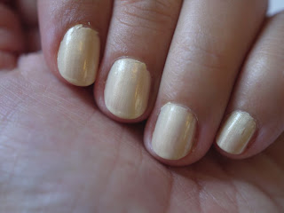 Manicura en amarillo