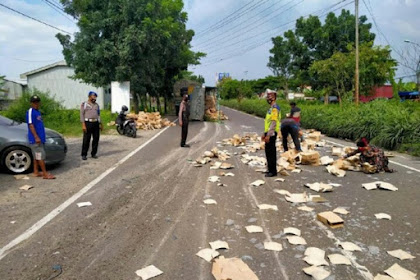 Truk Tabrak Sedan di Lamongan, Piring Berserakan Di Jalan