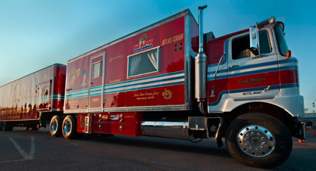 truk box besar Volvo MERAH