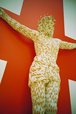 Patung karya Sarah Lucas ini berjudul "Christ You Know it Ain't Easy"