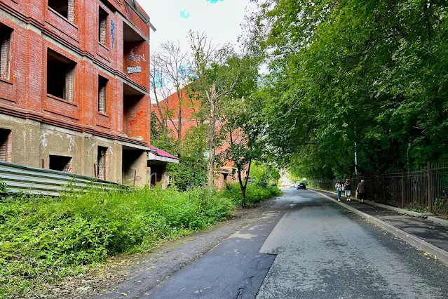 Братцевская улица, заброшенные недостроенные корпуса жилого комплекса «Братцево»