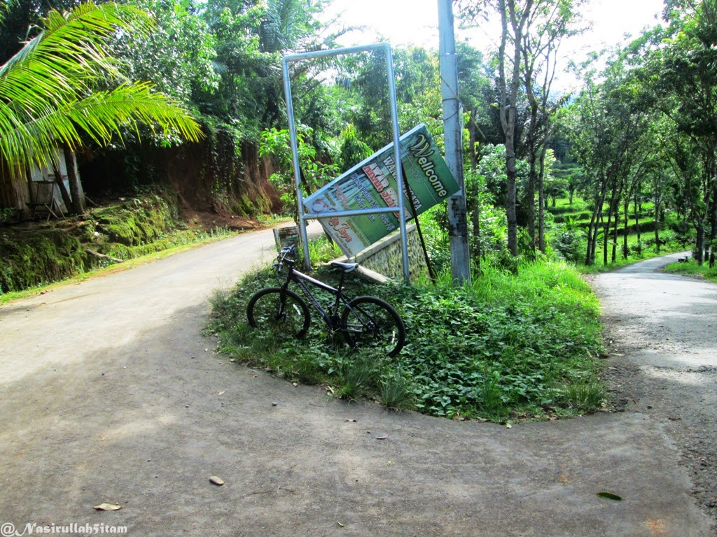 Pertigaan dan tikungan tajam menuju Wisata Akar Seribu, Plajan, Jepara