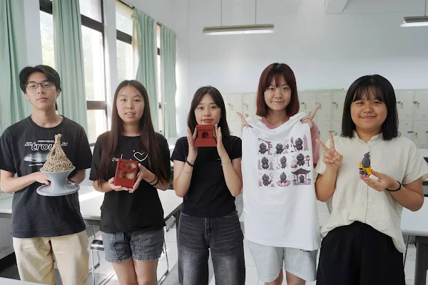 ▲大葉大學設計學系學生展示以社區特色為靈感設計的文創商品。（記者林明佑翻攝）