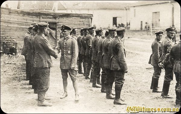Освальд Бельке інспектує льотну ескадрилью. 1916 рік. Освальд Бельке інспектує льотну ескадрилью. 1916 рік.
