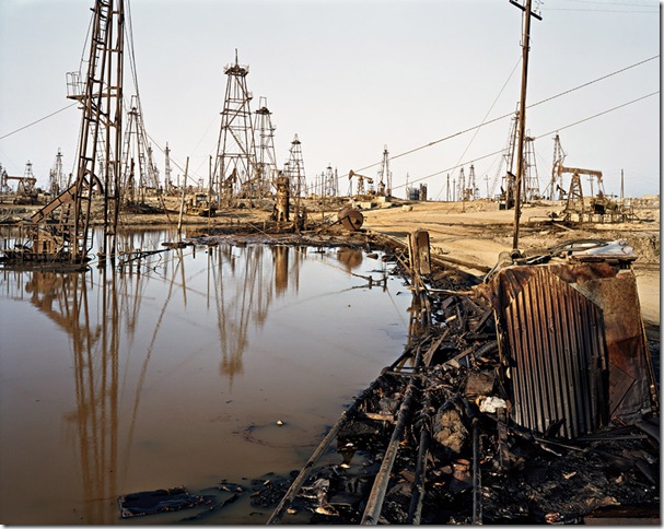 edward burtynsky  the end of oil BAKU_SOCAR oil fields #3 - 2006 (2)