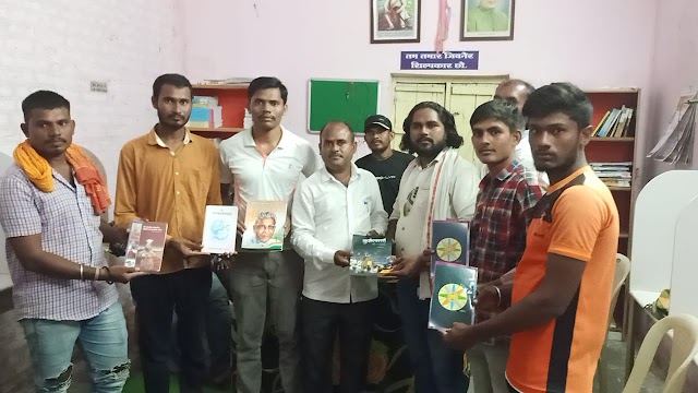 रवींद्र जाधव यांनी वाढदिवसाच्या वारेमाप खर्चाला फाटा देत विद्यार्थ्यांना दिले पुस्तके भेट