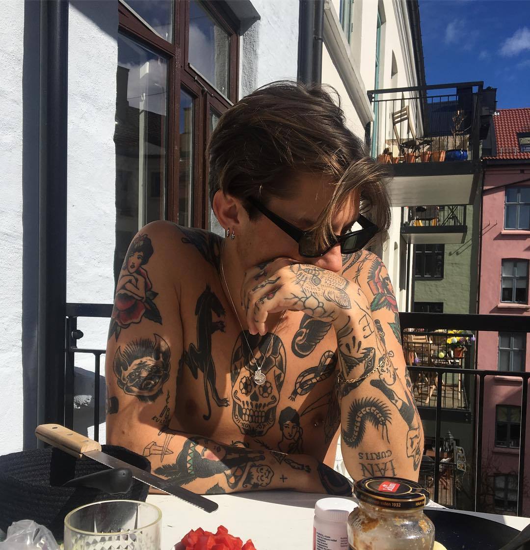tatuagem masculina pequena no braço e peito