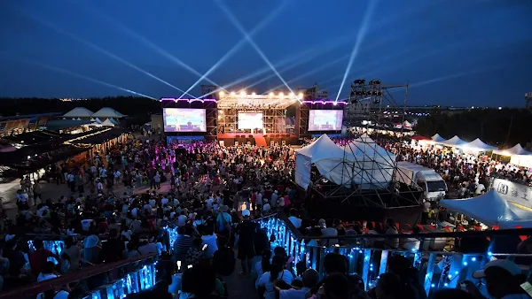▲2023王功漁火節海洋音樂會於15日在王功漁港熱鬧登場，晚上人潮依據中華電信手機數字至少就有10萬人，推估單日遊客人數從白天到晚上約有20萬人次，帶動地方商機。（記者林明佑翻攝）