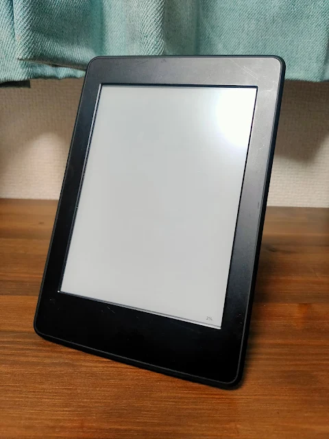 MOFT Xで自立しているkindle