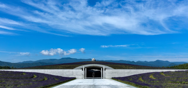 Enorme-estatua-de-Buddha-cementerio-de-Sapporo