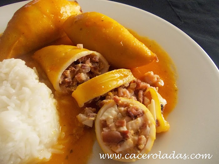 Calamares rellenos con salsa de cebolla