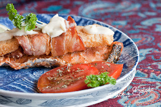 Salmón con Hierbas Aromáticas y Bastones de Polenta