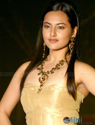 Sonakshi Sinha at Anmol Jewellers Fashion Show