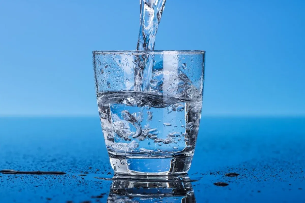 وكالة البيارق الإعلامية الماء يعتبر أساسياً للبقاء على قيد الحياة، ولا يوجد شيء يضاهي إحساس الارتواء بعدما تشعر بالعطش سوى تناول كوب من الماء البارد. بالإضافة إلى ذلك، فإن تناول ثمانية أكواب من الماء يومياً -وهو ما يعادل لترين- يحمل لك العديد من الفوائد الصحية. في هذه المقالة، سنطلع على فوائد الماء البارد، سواءً شربه على الريق أو مميزات استخدامه للبشرة والشعر وإنقاص الوزن وغير ذلك، معاً نتعرف على المزيد.  فوائد شرب الماء البارد على الريق يُنصح بتناول ما لا يقل عن لتر من الماء يومياً على معدة فارغة، للحصول على أفضل الفوائد وهي:  الماء البارد على الريق جيد للجهاز الهضمي: تساعد السوائل الأمعاء على التحرك بشكل أفضل؛ مما يؤدي إلى تعزيز وظيفة الجهاز الهضمي.  يحسن الدورة الدموية: عندما يحتوي الجسم على كمية كافية من الماء، يساعد ذلك في عمل الدورة الدموية بشكل أفضل؛ ولذا يحسن شرب الماء البارد من مستوى لزوجة الدم؛ مما يؤدي إلى عمل الدورة الدموية بشكل أفضل.  الماء البارد على الريق جيد للقلب والأوعية الدموية: يعزز تدفق الدم بشكل أفضل، وهو أفضل طريقة لإدارة مستوى الكوليسترول داخل الدم، حيث يساعد في تجنب أي أعراض السكتة الدماغية والنوبات القلبية.  يمنع تراكم وتخزين الدهون: استهلاك المياه يعني تحسين حرق الطاقة وتجنب امتصاص الدهون.  يخفض ضغط الدم: يؤدي استهلاك الماء البارد على معدة فارغة إلى التحكم في ضغط الدم. فوائد الماء البارد للرجيم شرب الماء البارد وسيلة فعالة للمساعدة على إنقاص الوزن والتخسيس، لأن الماء لا يحتوي على سعرات حرارية على الإطلاق، وله فوائد كثيرة:  يحسن معدل الاستقلاب: يسرع عملية التمثيل الغذائي، فيساعد في حرق السعرات الحرارية بشكل أسرع، ويرتفع معدل الأيض بحوالي 50 سعرة حرارية عند شرب ستة أكواب من الماء البارد يومياً، وهو نفس القدر الذي قد تحرقه إذا كنت تمشي لمدة 15 دقيقة.  يحسن أداء التمرين: يمنع الجفاف عند ممارسة الرياضة، سواء كان الجري أو ركوب الدراجات أو رفع الأثقال، حيث يوازن درجة حرارة الجسم بعد التمرين.  يساعد على الشعور بالامتلاء: يساعد شرب الماء على فترات متكررة في الحفاظ على معدتك ممتلئة، وليس له عواقب سلبية.  يزيل السموم: يمنع تراكم السموم والتأثير السلبي على جهاز المناعة، ويحتوي على جميع الفيتامينات الطبيعية والمعادن ومضادات الأكسدة الموجودة في الطبيعة. فوائد الماء البارد للقولون ينظف القولون: يساعد شرب كوب منه على معدة فارغة في التخلص من الرواسب المتراكمة، ويسمح بامتصاص العناصر الغذائية بشكل أسرع؛ ينتج عن ذلك قولون أكثر صحة وجسم صحي بشكل عام.  يمنع الإمساك: يعتبر الجفاف أحد أكثر أسباب الإمساك المزمن؛ لذا يحرك الماء الطعام الذي تتناوله عبر الأمعاء، ويحافظ على أمعائك سلسة ومرنة فيمنع الإمساك. فوائد الماء البارد للشعر توجد عدة فوائد لغسل الشعر بالماء البارد بعد انتهاء عملية الغسيل، ومن هذه الفوائد:  عند استخدامه يتمتع الشعر بالانسيابية واللمعان، كما يحسن من ملمسه.  يحسن من الدورة الدموية بالجسم؛ مما يساعد على توصيل العناصر الغذائية والمعادن بشكل أفضل من الطعام الذي تتناوله إلى فروة رأسك.  يساعد على إغلاق المسام في فروة الرأس، ويحافظ على الرطوبة ويمنع تجعد الشعر.  يجب استخدام الماء البارد عند شطف البلسم عن شعرك في نهاية الحمام. فوائد الماء البارد للبشرة يمكن تصوير الاستحمام بالماء البارد على أنه استراتيجية جمالية فعّالة وسهلة التطبيق، حيث يتمتع بتأثير مذهل على جمال بشرتك. وتُعد فوائده في مجال الجمال على النحو التالي:  يجعل بشرتك مشرقة وصحية: يعزز الدورة الدموية إلى وجهك؛ مما يمنحك مظهراً مشرقاً.  يمنع الأمراض الجلدية التي ترتبط بالتوتر: فعندما تتعرض للماء البارد، يتم إرسال نبضات كهربائية مهمة إلى الدماغ؛ مما يساعد على زيادة إفراز الهرمونات السعيدة في الجسم؛ ونتيجة لذلك تنخفض مستويات التوتر وتصبح أقل عرضة للتعرض لمشاكل الجلد، مثل: حب الشباب، والصدفية، والتهاب الجلد، وغيرها من الاضطرابات الجلدية.  يشد المسام: يقوم بإزالة بعض الزيوت الواقية التي تفرزها البشرة ويساعد في إغلاق المسام.  يمنع شيخوخة الجلد: بحيث ينشط جهازك العصبي؛ فيطلق جسمك الهرمونات والمواد الكيميائية التي تقاوم الإجهاد عند الاستحمام بالماء البارد، وأنت تعلم أن الإجهاد النفسي له تأثير مباشر على شيخوخة الجلد ويؤثر سلباً على العديد من أجهزة الجسم.  يخفف الحكة: يساعد الاستحمام بالماء البارد في التغلب على الإحساس بالحك، ويعمل على التبريد فيقلل الحكة الشديدة التي تسببها حالات الحساسية الجلدية المختلفة والأمراض مثل الصدفية. فوائد الماء البارد للوجه غسل وجهك بالماء البارد له تأثيرات سحرية، خاصة في الصباح، وفيما يلي بعض الفوائد لغسل وجهك بالماء البارد:  يمنح البشرة حيوية ويزيد إشراقتها: يعمل غسل الوجه به على انقباض الأوعية الدموية؛ مما يقلل من الانتفاخ والاحمرار ويجعل الوجه يبدو أكثر نضارة وحيوية. يغلق المسام: عند استخدام الماء البارد بعد الغسل بالماء الساخن، يساعد على إغلاق المسام وتقليل حجمها؛ مما يمنع انسدادها ويقلل من ظهور الرؤوس السوداء وحب الشباب. يعمل ككريم مضاد للتجاعيد: يساعد في تحسين ملمس البشرة وتوحيد لونها؛ مما يعطيها مظهراً أكثر شباباً ونضارة، كما يعتبر طريقة فعالة للحد من ظهور التجاعيد والخطوط الدقيقة. يبطئ عملية الشيخوخة: يعمل على تقوية مرونة البشرة وتحفيز إنتاج الكولاجين؛ مما يساعد في تأخير ظهور علامات الشيخوخة وملء التجاعيد على الوجه. يحمي البشرة من آثار الشمس: يساهم في شد المسام وحمايتها من الأضرار التي قد تحدث نتيجة التعرض لأشعة الشمس الضارة؛ هذا يعزز صحة البشرة ويحميها من تسبب الشمس في تسريع عملية الشيخوخة. يساعد في ثبات المكياج: يعمل على ضيق المسام وتقليل إفراز الدهون؛ مما يساعد على تثبيت المكياج لفترة أطول ويعطي مظهراً أكثر انتعاشاً واستدامة. فوائد الماء البارد للقدمين املأ حوضاً بالماء البارد وآخر بالماء الساخن بقدر ما يمكنك تحمله، ضع قدميك في الماء البارد، بعد 5دقائق، انتقل إلى الماء الساخن، وفوائد هذا التدليك المائي هي:  يوسع ويضيق الأوعية الدموية في قدميك بالتناوب؛ مما يعزز الدورة الدموية.  يعالج ألم القدمين.  يقلل تورم القدمين.  يقلل الألم المصاحب لآلام العضلات.  يقلل الشعور بالتعب. فوائد الماء البارد للحامل الحمل هو فترة يمر بها جسد المرأة تترافق مع التغيرات الفيزيولوجية العديدة؛ لذلك كل ما اعتاد عليه جسمك قبل الحمل، يمكنك القيام به أثناء الحمل وينطبق ذلك على شرب الماء البارد وأهم فوائده للمرأة الحامل:  يرطب جسم المرأة الحامل: يتكون الجسم من75% من الماء، إن تناول الماء البارد بشكل طبيعي وهو أمر مهم للأم والجنين.  يساعد الماء البارد في حركة الجنين: لأن البطن داخل الجسم دافئ، عندما تأخذ الحامل الماء البارد ينتج أفضل محيط للطفل، وينعكس ذلك على حركات الجنين. فوائد الماء البارد عديدة بالفعل، فهي تنعكس على جميع أجزاء الجسم، بما في ذلك البشرة والشعر، ولقد قدمنا لك الكثير منها، ومع ذلك يجب الانتباه ألا يكون الماء مثلجاً عند شربه لدرجة تؤذي حلقك أو أي جزء من الجسم، فالاعتدال مطلوب في كل الأحوال.