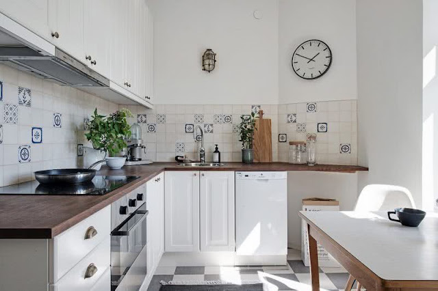 All the charm of a kitchen with aged tiles.