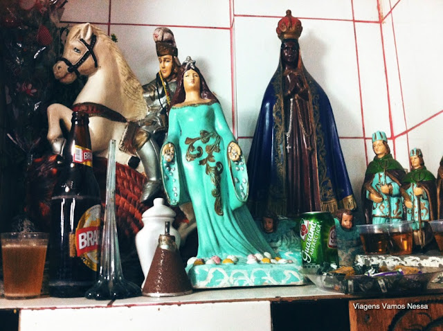 Sincretismo religioso e o samba, altar na entrada do Bar Beco do Rato