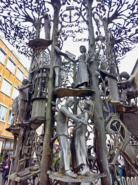 Figures on the Trier's Handwerkerbrunnen