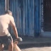 Homem fica preso de ponta-cabeça em bueiro enquanto é agredido em Manaus