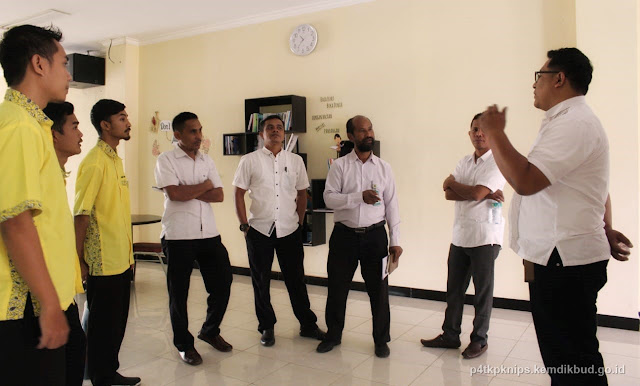 Analis BMN PPPPTK PKn dan IPS, Bapak Yudhistira tengah berbagi pengalaman dengan tim sarpras LPMP Sultra. (foto Mamik Suryo Kusdi)