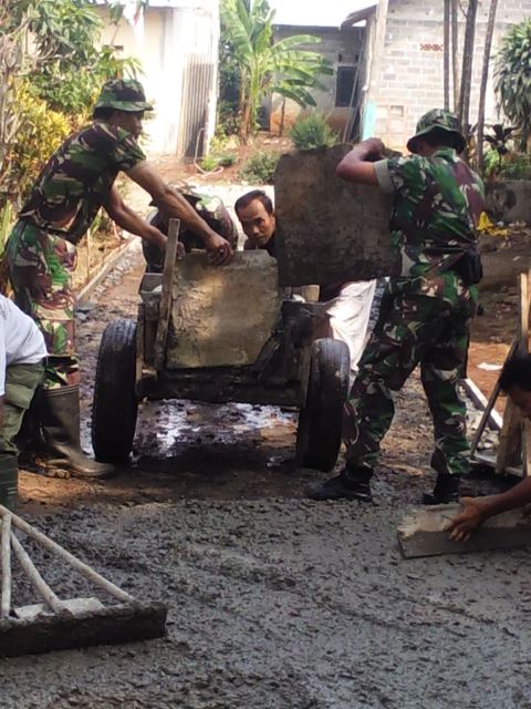 Koramil 04/Bojonggede Bantu Pengecoran Jalan Lingkungan