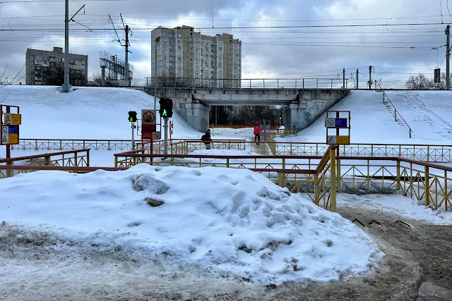Холмогорская улица, Югорский проезд, пешеходный переход через пути Ярославского направления Московской железной дороги
