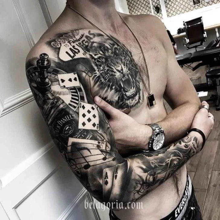 foto de un espectacular tatuaje de dados y crtas de juego