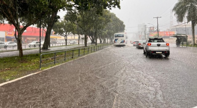 Forte chuva deixa Feira de Santana alagada e Comitê de Crise entra em alerta