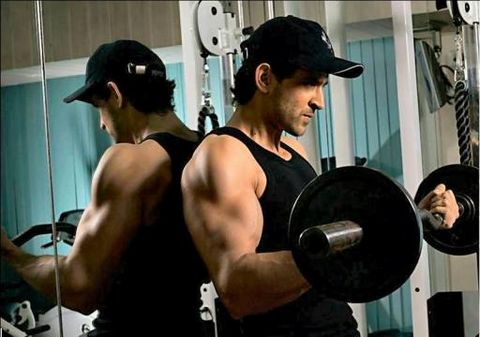 [hrithik-roshan-working-outs-gym-preview-718954.jpg]