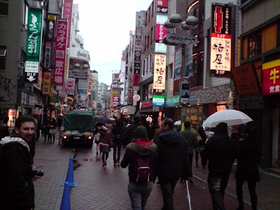 Paseando por Shibuya en un día de lluvia.