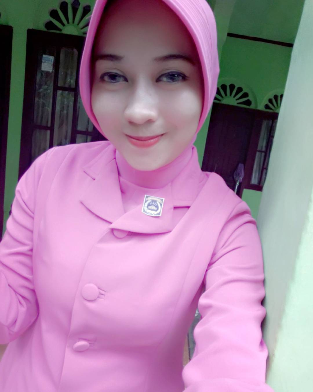 Gambar mama  muda genit  pake hijab pink CantikaMagz