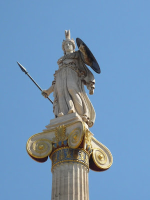 Estatua de Atenea Promacos en el jardín de la Academia de Atenas