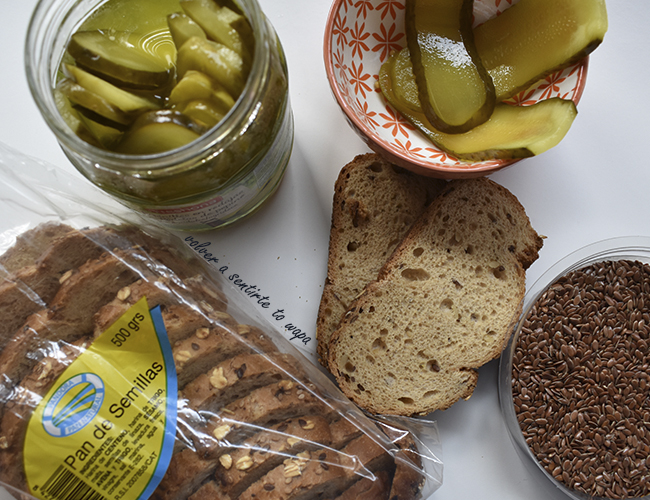 Alimentos Saludables: Pan de Semillas, Pepinillos y Semillas de Lino