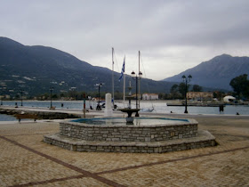 το σιντριβάνι στην παραλία της Βασιλικής Λευκάδας