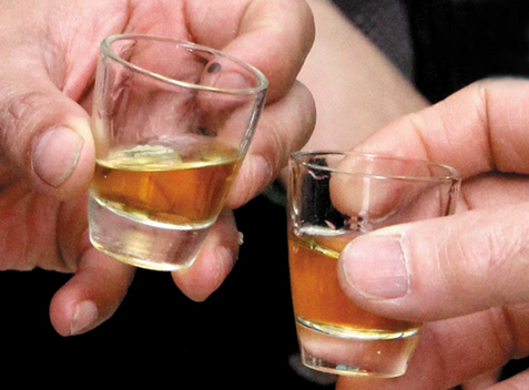 Da vàng do uống nhiều rượu có phải là dấu hiệu của bệnh gan
