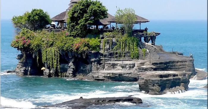 Objek Wisata Tanah  Lot  Bali Keindahan Pura Di Atas Batu 