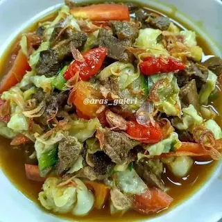 TONGSENG SAPI -tanpa santan- by: @aras_galeri  Bahan 250 gr daging sapi (sy pake bag sengkel) Kol secukupnya (sy pake 1 bonggol ukr kecil) 15 cabe rawit merah 1 tomat merah 1 batang daun bawang 1 batang sereh 2 lbr daun salam 4 lbr daun jeruk 1 sdm bawang goreng 2 sdm kecap manis 1/2 sdm gula jawa Garam dan kaldu jamur non msg (bs ganti kaldu bubuk biasa)  Bumbu Halus 10 siung bawang merah 6 siung bawang putih 1/2 sdm jahe giling 1/2 sdt kunyit giling 1 sdt lada bubuk  Caranya 1. Didihkan air dalam panci, masukkan daging yg sudah di bilas, lalu rebus sekitar 5 menit, buang airnya, lalu potong sesuai selera (kalau mau dagingnya lsg di masak tanpa di rebus ya silahkan aja ya) 2. Tumis bumbu halus, daun2 dan sereh sampai harum, lalu masukkan daging, aduk-aduk lalu masukkan sekitar 2 gelas air matang, tambahkan kecap, gula jawa, garam dan kaldu jamur, masak sampai daging empuk dengan api kecil 3. Menjelang kuah menyusut masukkan cabe rawit merah utuh 4. Setelah daging empuk dan kuah menyusut, masukkan potongan kol, masak sebentar aja (sy lbh suka tekstur kol yg crunchy) lalu masukkan potongan tomat, irisan daun bawang Hidangkan tongseng sapi dengan taburan bawang goreng  note: kalau airnya udh mulai menyusut tp daging belum empuk, tambahin lagi air matang yah, masak terus sampai daging empuk, daging sengkel bisa empuk selama 45 menit di masak dengan api keciiil dan wajan di tutup, semoga bermanfaat😊  Selamat Mencoba 🤗🤗🤗 yang mau give away iphone https://bit.ly/3XcC1zU