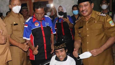 Plt. Bupati Bekasi Akhmad Marjuki Bersama LAMI Memberikan Bantuan Kursi Roda..