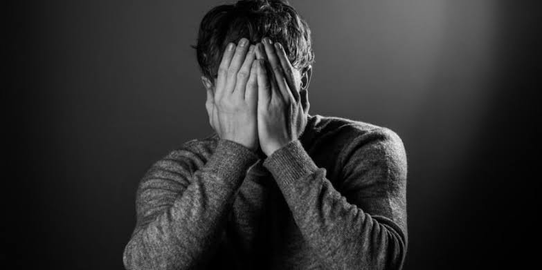 أسباب الاكتئاب وعلاجه
