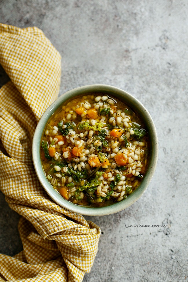 Zuppa di verza con orzo e zucca