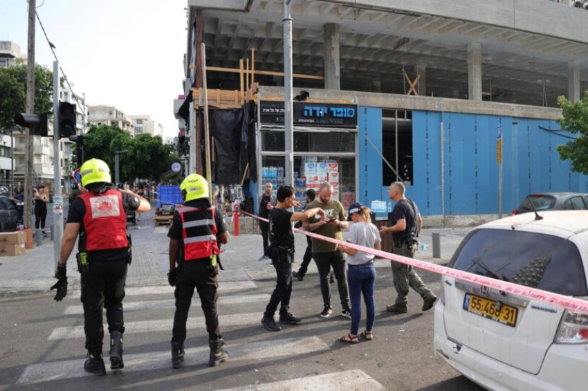 A polícia inspeciona os danos no local da explosão causada por um drone lançado pelos houthis, em Tel Aviv | Foto: EFE/EPA/ABIR SULTAN