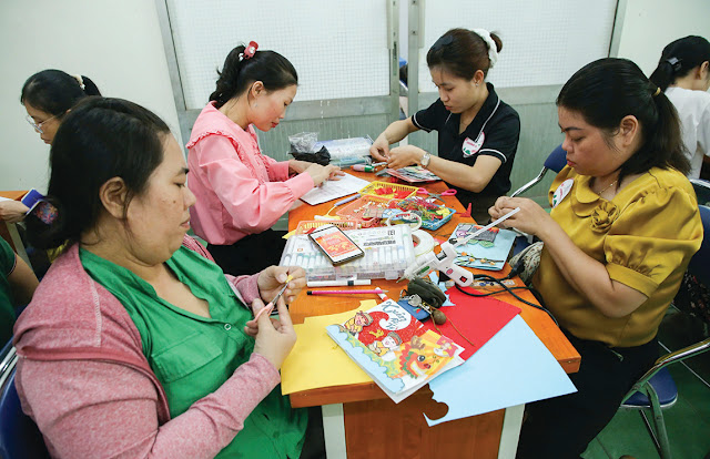 Các đội thi thiết kế thiệp Xuân. (Ảnh: TC)