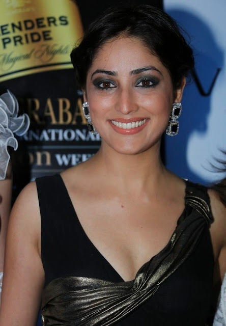 Bollywood Actress Yami Gautam in Black Sleeveless Dress