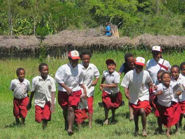 Hemat Kata - Ciri Khas Bahasa Papua ~ Titik Air di Payung 