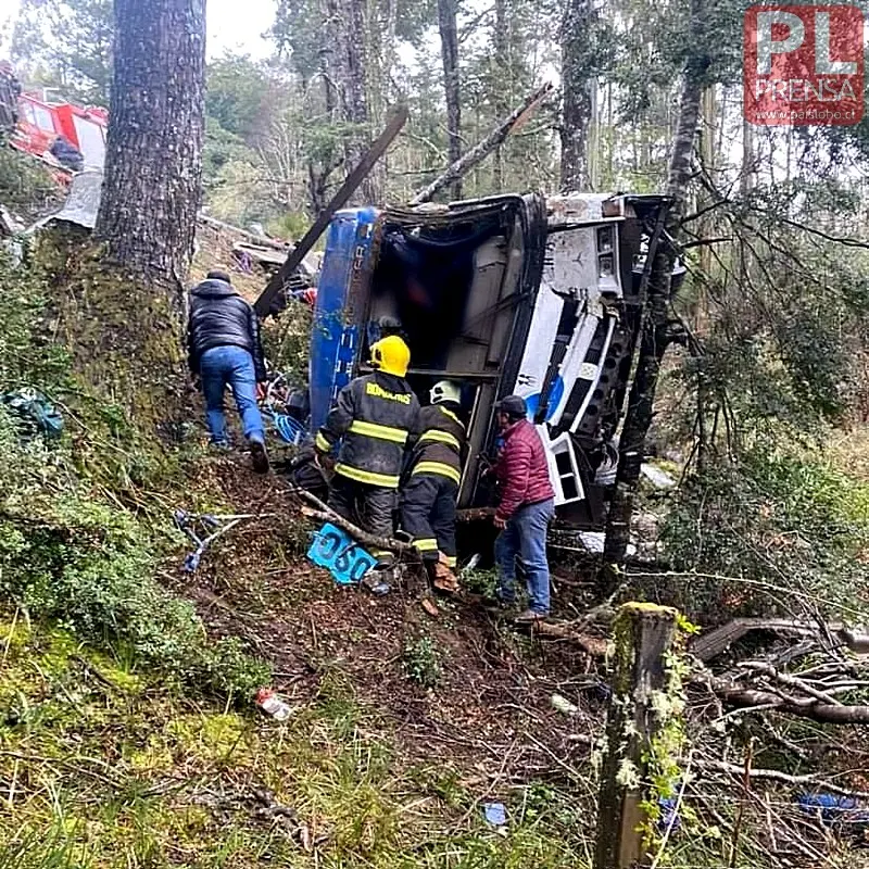 Bus se desbarranca en la Comuna de San Juan de la Costa