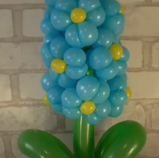 Blaue Hyazinthe aus Modellierballons zur Tischdekoration.