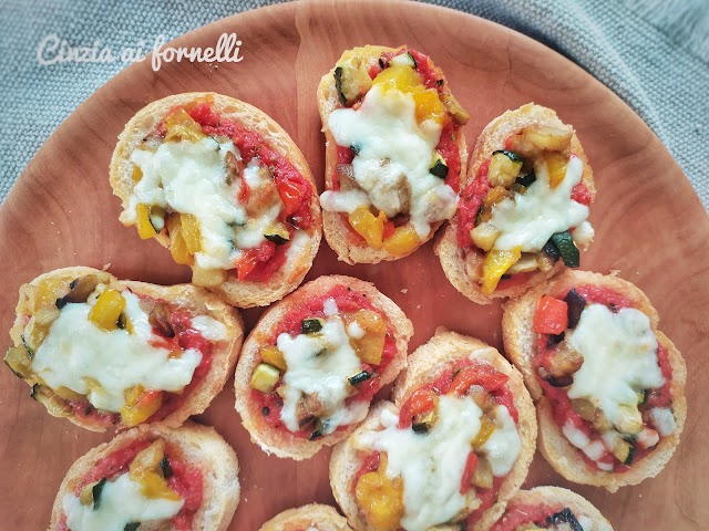 Bruschette con verdure e formaggio