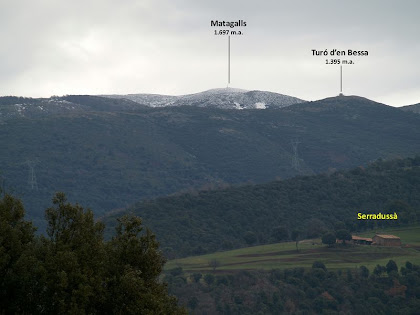 El Matagalls, el Turó d'en Bessa i la masia de Serradussà des del Camí d'Aiguafreda al Brull