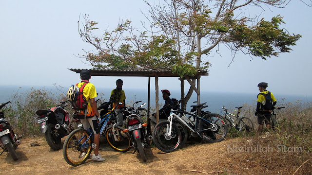 Rehat sejenak di gubuk dekat pantai