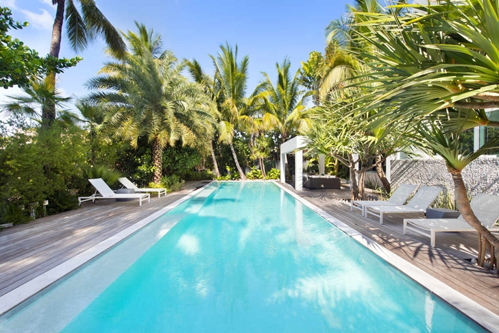 Large swimming pool in Modern mansion in Miami