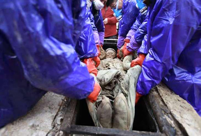 700 Year Old Mummy, Accidentally, Archaeologists, China, Eastern China, Mummy, Road Workers, Preserved, Taizhou, Jiangsu, Discovered, Mysterious Box, Ming Dynasty, Wooden Tomb, Street, Woman, Coffin, Brown Liquid,